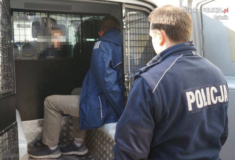 Wpadli do mieszkania z nożem i paralizatorami. 5 mężczyzn aresztowanych za pobicie, KMP Rybnik