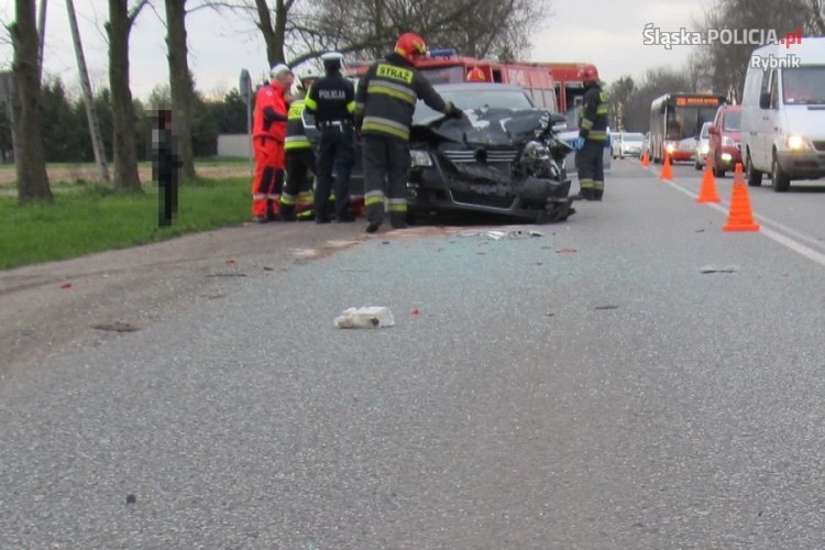 Wypadek w Stanowicach, tuż przed A1. Trzy osoby w szpitalu, KMP Rybnik