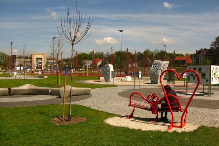 Park tematyczny wzbogacił się o 40 platanów. Miasto zapowiada 1000 nowych drzew, Lucyna Tyl/UM Rybnik
