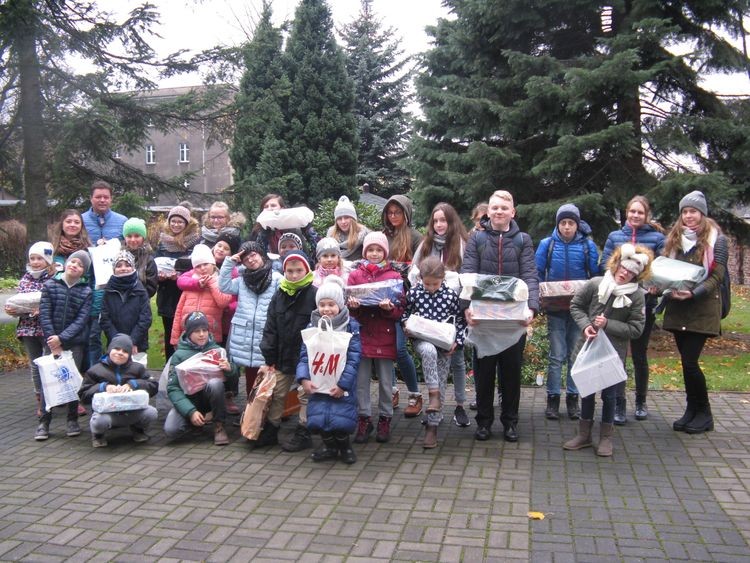 Akcje charytatywne w ZSU. Paczki trafiły do dzieci oraz czworonogów, ZSU w Rybniku