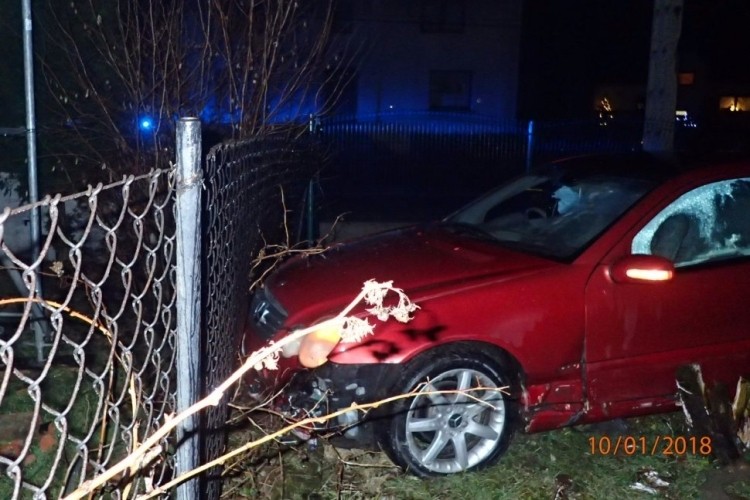 Pijany kierowca uderzył w płot i uciekł w krzaki, KMP Rybnik
