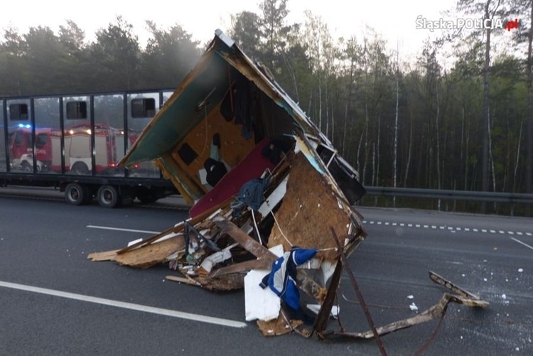Traktor przewoził autostradą wielbłądy i lamy. Więcej informacji i zdjęć z porannego zderzenia, KWP Katowice