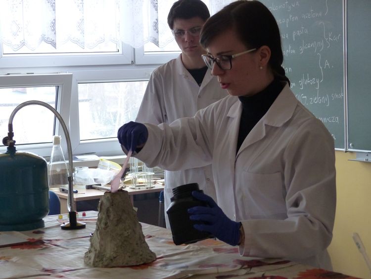 Wybuchowe zajęcia w SP15. Uczniowie obejrzeli pokazy chemiczne, Materiały prasowe
