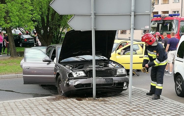 Chaos na Zebrzydowickiej. Kierowca audi staranował znaki, żywopłot i samochód, Przemysław Guzek