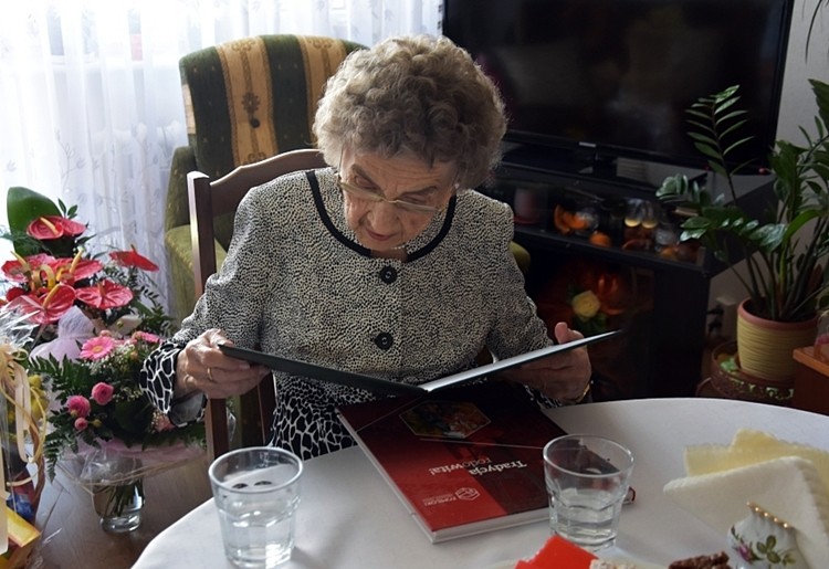 Uśmiecha się do świata od 105 lat. Niezwykłe urodziny mieszkanki Czerwionki, UGiM Czerwionka-Leszczyny