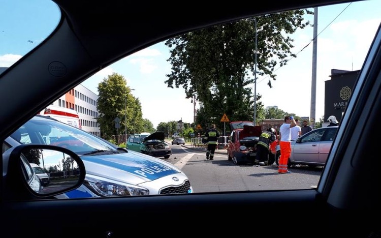Wypadek trzech aut w Boguszowicach. Są ranni, Czytelnik