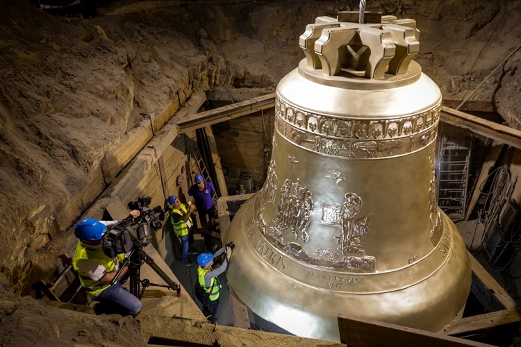 Vox Patris – największy dzwon na świecie odsłonięty. To dzieło m.in. firmy z Czernicy!, Dominik Gajda