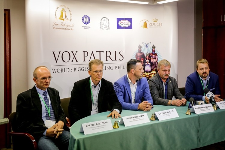 Vox Patris – największy dzwon na świecie odsłonięty. To dzieło m.in. firmy z Czernicy!, Dominik Gajda