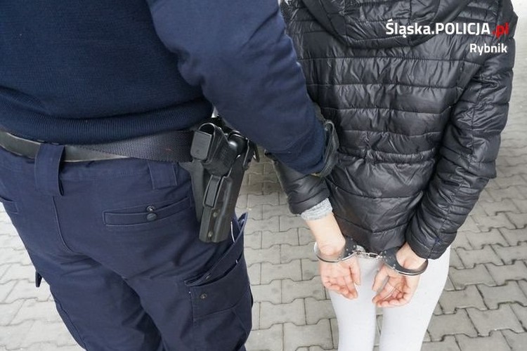 17-latka pchnęła nożem partnera swojej matki, KMP Rybnik