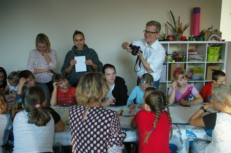 Biblioteka w Rybniku: „Książki na miarę” dla seniorów i dzieci, Materiały prasowe