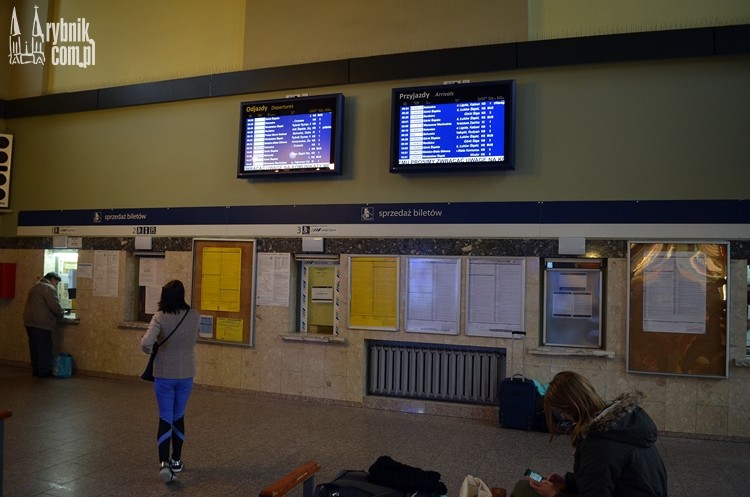 Dworzec PKP w Rybniku z nowoczesnymi ekranami, bf
