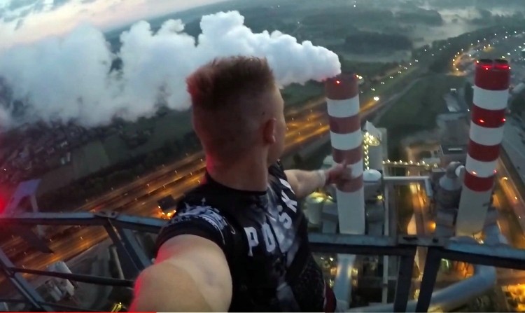 Wspiął się na komin elektrowni, by uczcić Święto Niepodległości (wideo), YouTube