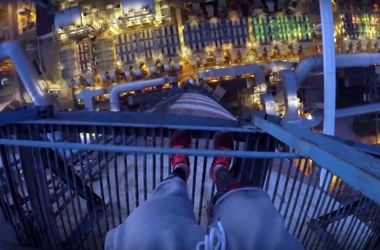 Wspiął się na komin elektrowni, by uczcić Święto Niepodległości (wideo), YouTube