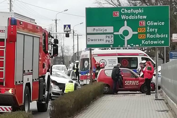 Wypadek na Wodzisławskiej. Dwie osoby w szpitalu, Rybnik i okolice-Informacje drogowe 24H