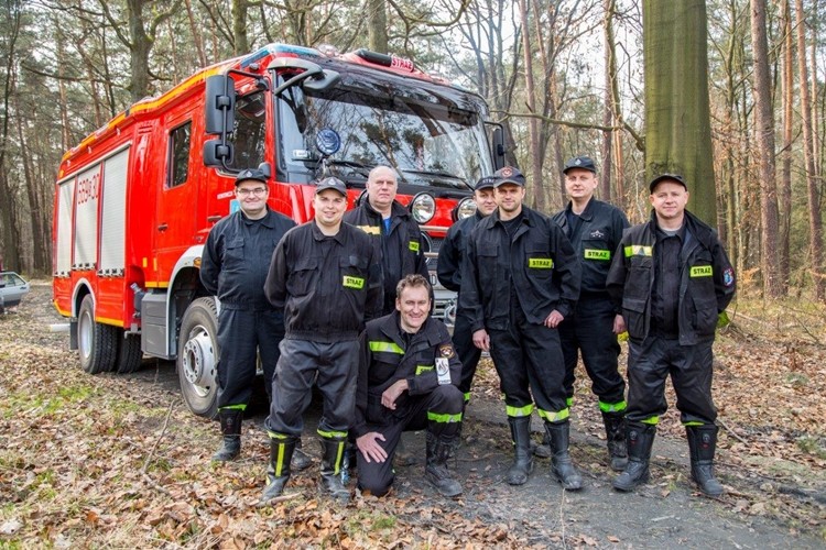 Strażacy i uczniowie Mechanika pomogli posadzić 1000 sadzonek drzew, Materiały prasowe