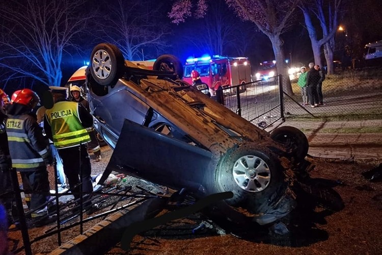 Wypadek w Zwonowicach. Dachował samochód, OSP Zwonowice, zdjęcia Czytelnika