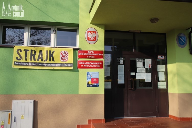 Strajk nauczycieli w Rybniku. „Rząd sprzedał nas dla krów i świń”, bf