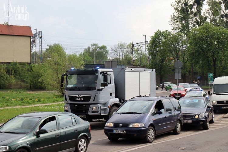 Kolumna pojazdów na sygnałach w centrum Rybnika. Co się stało?, bf