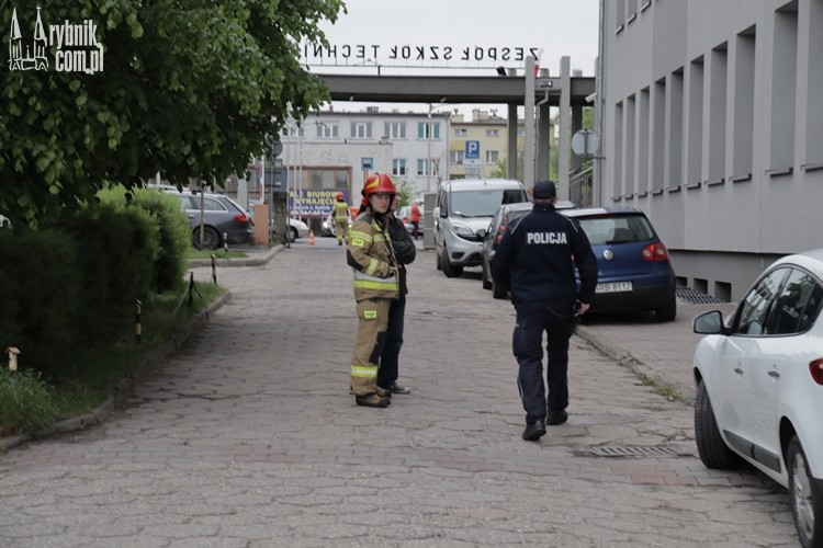 Alarm bombowy w Tyglu. Maturzyści ewakuowani, bf