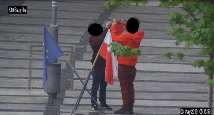 Flagi Polski na deptaku zmieniały właścicieli, Straż Miejska Rybnik