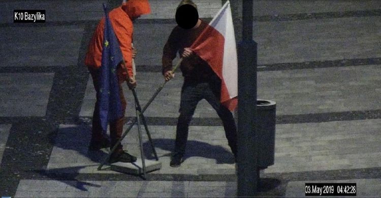 Flagi Polski na deptaku zmieniały właścicieli, Straż Miejska Rybnik