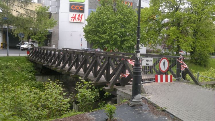Drewniany mostek w Rybniku zamknięty. Dlaczego?, Czytelnik