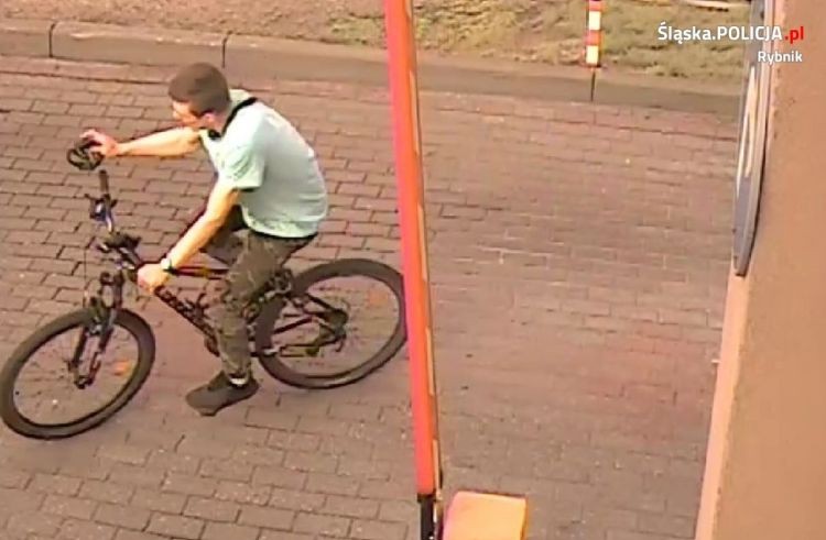 To on ukradł rowery? Policja szuka mężczyzny na zdjęciach, KMP Rybnik