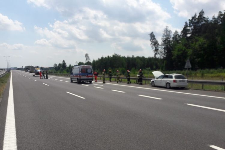 Wypadek na A1. Lądował śmigłowiec LPR. Matka i dzieci w szpitalu, Śląska Policja