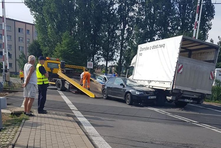 Wypadek na przejeździe kolejowym. 40-latka trafiła do szpitala, Rybnik i okolice-Informacje drogowe 24H