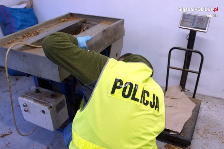 Akcja rybnickiej policji: znaleźli ponad pół tony nielegalnego tytoniu!, KMP Rybnik