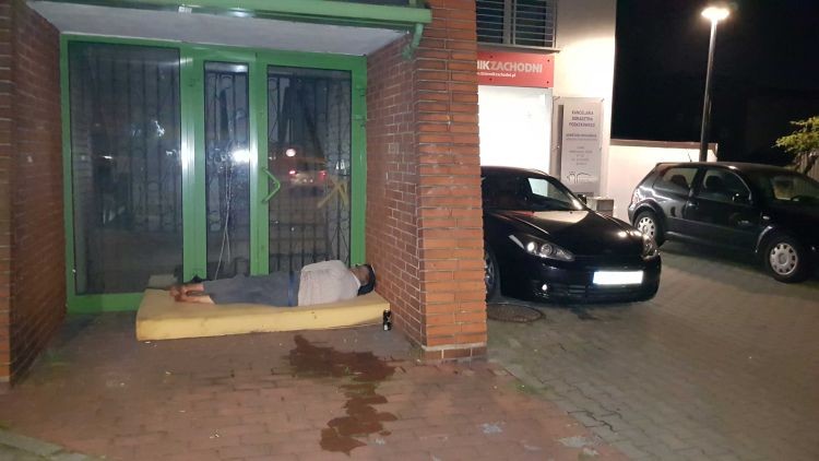 Bezdomni nadal okupują pasaż przy Sobieskiego, Czytelniczka