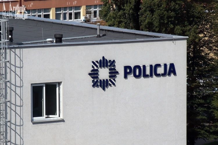 Atak nożownika na komendzie policji w Rybniku! (wideo z monitoringu), bf
