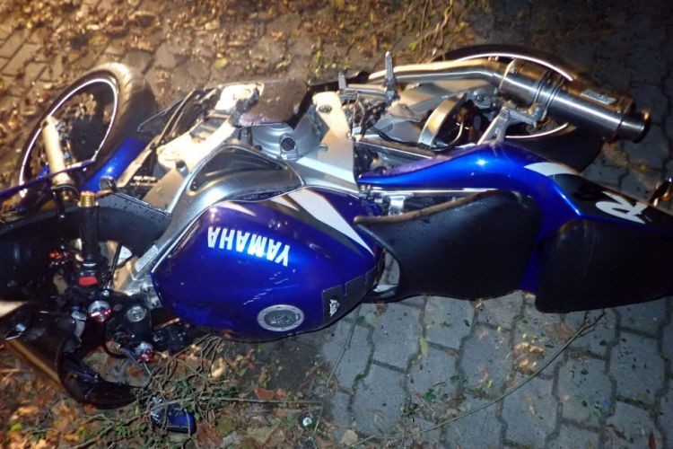 Zebrzydowicka: motocyklista uderzył w ogrodzenie, KMP Rybnik