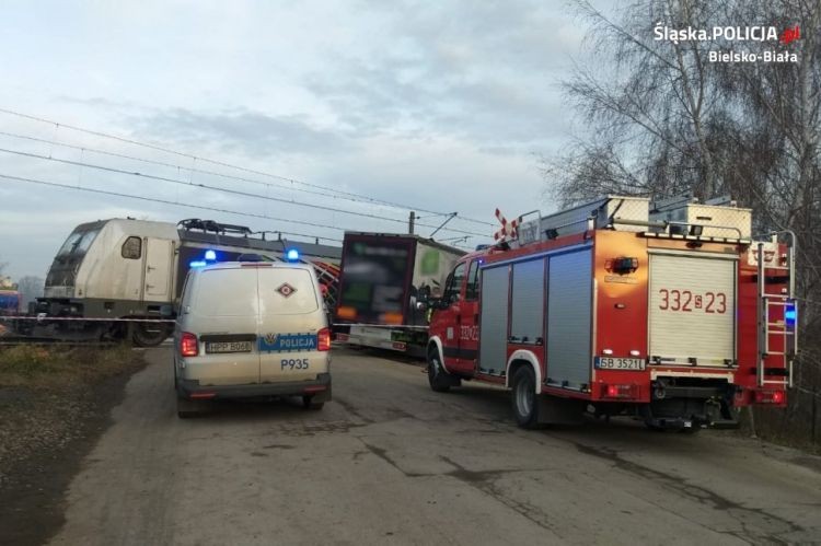 Pociąg wjechał w TIR-a. Za kierownicą mieszkaniec powiatu, KMP Bielsko-Biała