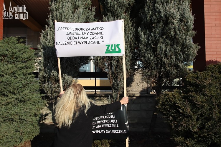Matki kontra ZUS. Niemy protest przed oddziałem w Rybniku, bf