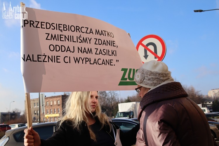 Matki kontra ZUS. Niemy protest przed oddziałem w Rybniku, bf