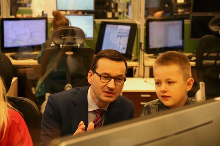 Premier przybił „żółwika” z 6-letnim Rafałem z Rybnika, Śląski Urząd Wojewódzki w Katowicach