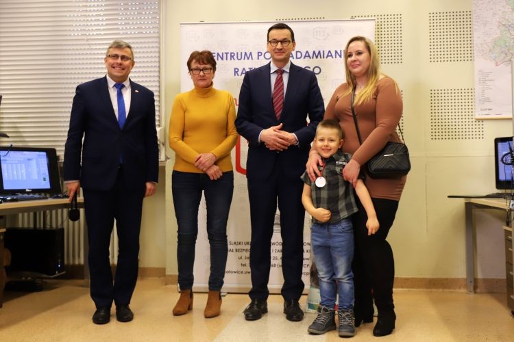 Premier przybił „żółwika” z 6-letnim Rafałem z Rybnika, Śląski Urząd Wojewódzki w Katowicach