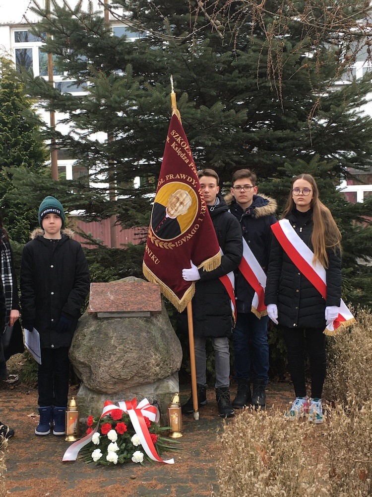 Uczniowie SP 15 uczcili pamięć ofiar tragedii wojennej w Rybnickiej Kuźni, materiały prasowe