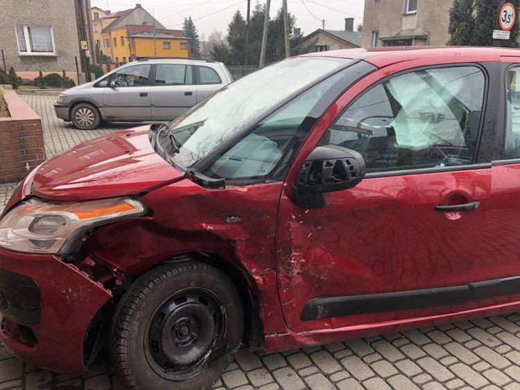 Groźna kolizja na Wodzisławskiej. Auto uderzyło w budynek, Czytelnik