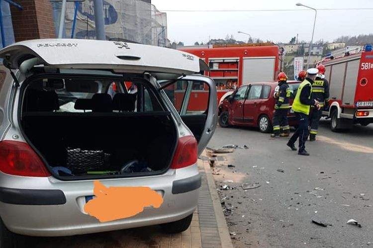 Groźna kolizja na Wodzisławskiej. Auto uderzyło w budynek, Rybnik i okolice-Informacje drogowe 24H