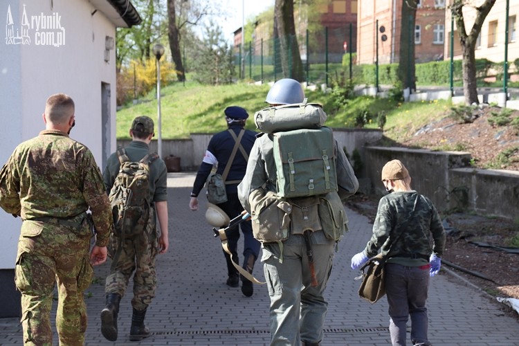 Żołnierze w Niedobczycach. Rozdawali maseczki, bf