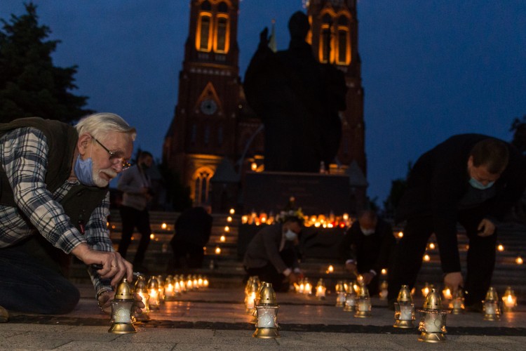 Setna rocznica urodzin papieża. Pod pomnikiem zapalono 100 zniczy, Dominik Gajda