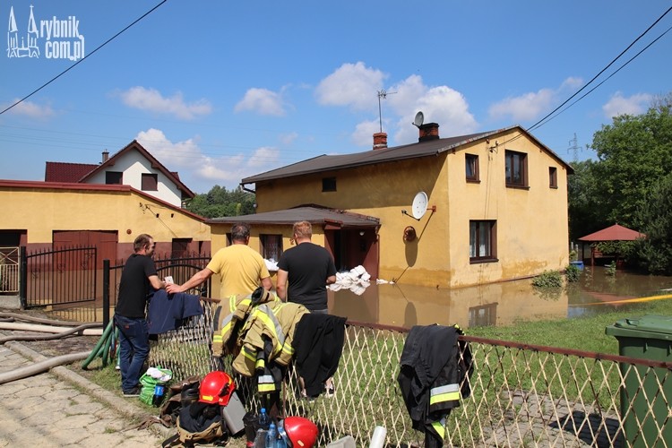 Ul. Skalna: dom pod wodą. Starsza kobieta w szpitalu, bf