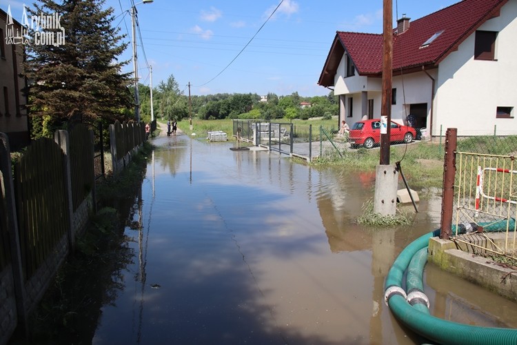 Ul. Skalna: dom pod wodą. Starsza kobieta w szpitalu, bf