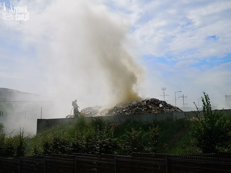 Gryzący dym nad Boguszowicami. Pali się na sortowni odpadów (foto, wideo), bf