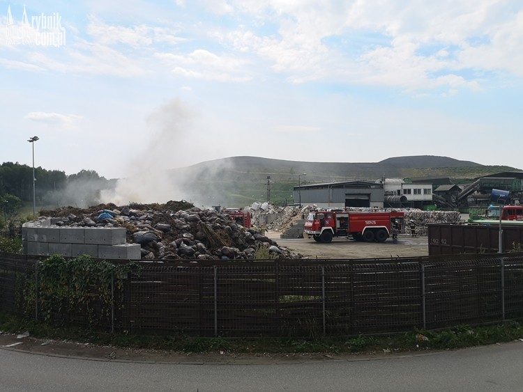 Gryzący dym nad Boguszowicami. Pali się na sortowni odpadów (foto, wideo), bf