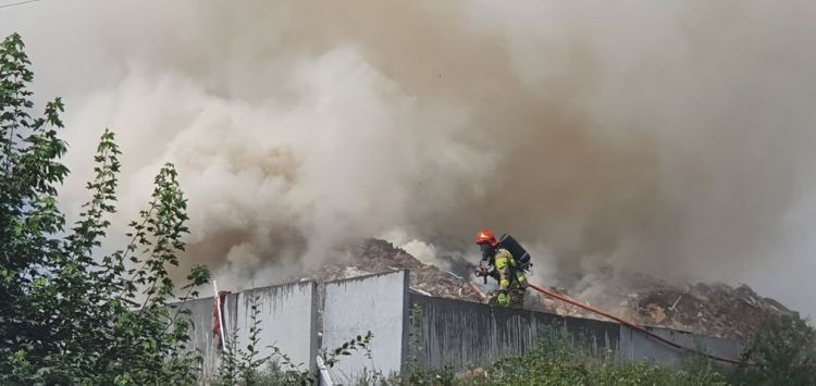 Gryzący dym nad Boguszowicami. Pali się na sortowni odpadów (foto, wideo), Czytelnik Damian