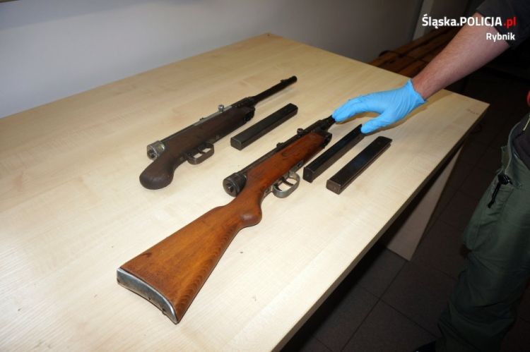 Policja z Rybnika znalazła broń maszynową. Mężczyznom grozi wiele lat więzienia, KMP Rybnik