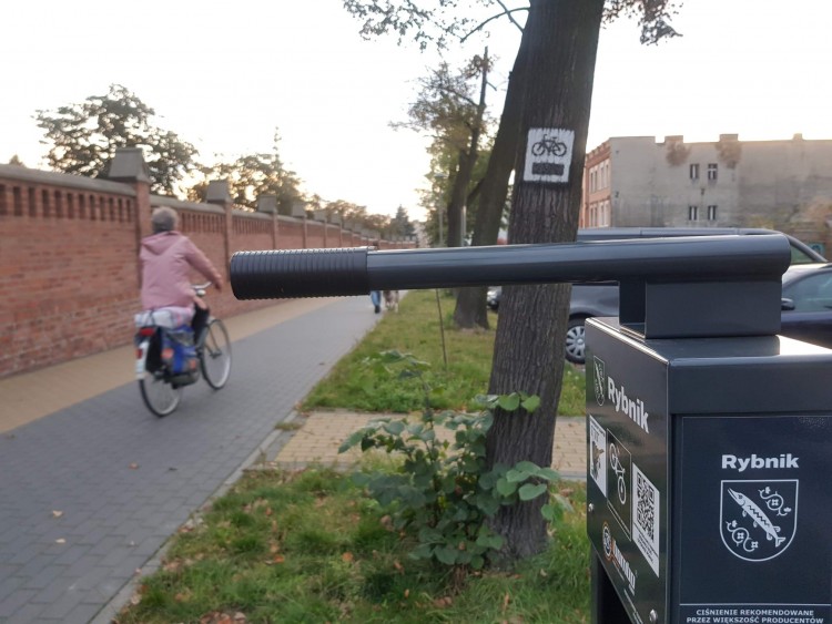 W Rybniku pojawiło się 10 stacji naprawczych rowerów. Gdzie je znajdziecie?, Oficer Rowerowy/Facebook